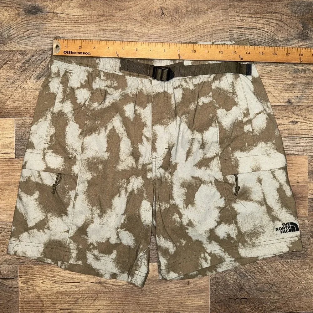 The North Face Shorts Men Size Small Class V Pull-On Camo Print